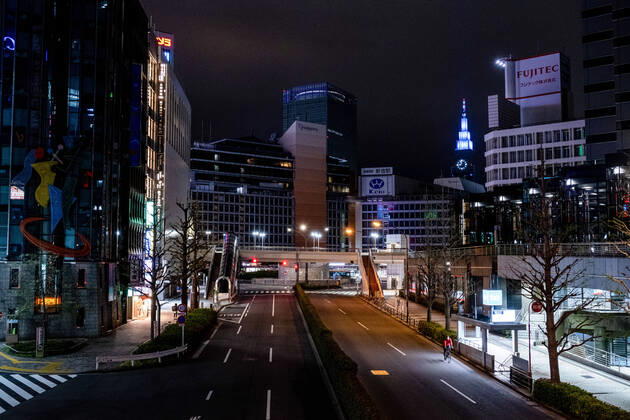 April 19, 2020, Tokyo, Japan: A bicycle goes through an empty street in Shinjuku area during the covid-19 crisis..The Japan government declared a state of emergency to cover the whole country and will continue until May 6. Tokyo governor, Yuriko Koike has asked restaurants and bars to be closed at 8pm as a preventive measure against COVID-2019. Tokyo Japan - ZUMAs197 20200419_zaa_s197_083 Copyright: xViolaxKamx