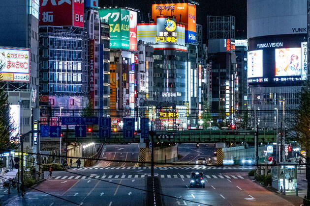 April 19, 2020, Tokyo, Japan: Shinjuku area less busy than usual during the covid-19 crisis..The Japan government declared a state of emergency to cover the whole country and will continue until May 6. Tokyo governor, Yuriko Koike has asked restaurants and bars to be closed at 8pm as a preventive measure against COVID-2019. Tokyo Japan - ZUMAs197 20200419_zaa_s197_084 Copyright: xViolaxKamx