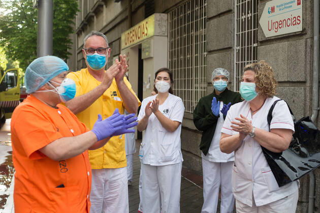 April 19, 2020, Madrid, MADRID, SPAIN: Several health workers appreciate the support during the tribute to the health workers at the Hospital de la Princesa during the Covid-19 pandemic on April 19, 2020 in Madrid, Spain Madrid SPAIN - ZUMAa181 20200419_zaa_a181_072 Copyright: xJoaquinxCorcherox