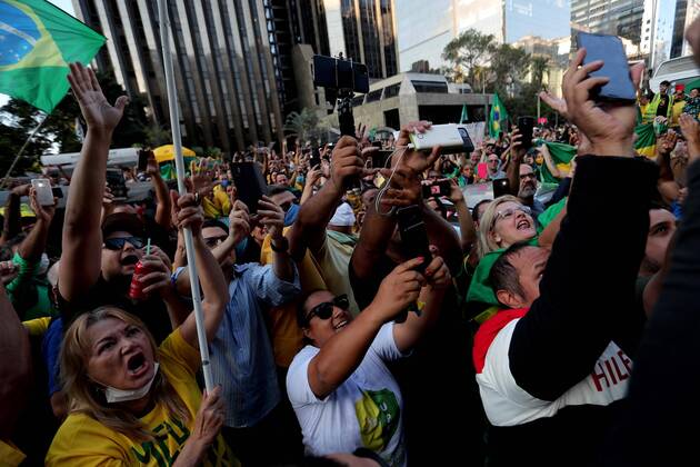 Thousands of people take part in a demonstration against social isolation and in favor of military intervention, on Paulista Avenue, in Sao Paulo, Brazil, 19 April 2020. The President of Brazil, Jair Bolsonaro, once again ignored the health recommendations for social distancing amid the coronavirus pandemic and took part this Sunday in one of the several demonstrations that were held in his favor in different cities of the country. Bolsonaro spoke in Brasilia before hundreds of sympathizers who gathered outside the Army Headquarters to request a military intervention. Bolsonaro ignores recommendations and takes part in a day of demonstrations !ACHTUNG: NUR REDAKTIONELLE NUTZUNG!  Copyright: xFernandoxBizerrax AME3883 20200419-637229367674702093