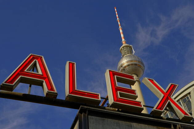 93 Alex sign at the S-Bahn station Alexanderplatz and the television tower behind it, STADTANSICHTEN , Berlin, 05 04 2020 Berlin Germany, germany Copyright: xPOP-EYE ChristianxBehringx POP-EYE_BerlinFotos_15002061