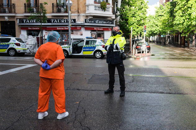 April 19, 2020, Madrid, MADRID, SPAIN: A health worker appreciate the support to a policeman during the tribute to the health workers at the Hospital de la Princesa during the Covid-19 pandemic on April 19, 2020 in Madrid, Spain Madrid SPAIN - ZUMAa181 20200419_zaa_a181_092 Copyright: xJoaquinxCorcherox