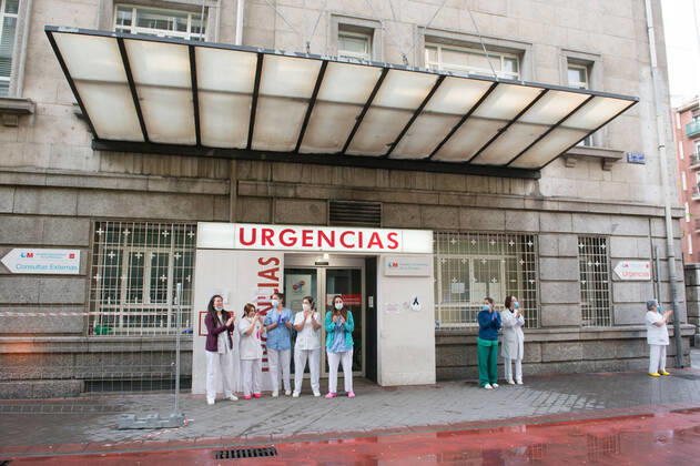 April 19, 2020, Madrid, MADRID, SPAIN: Several health workers appreciate the support during the tribute to the health workers at the Hospital de la Princesa during the Covid-19 pandemic on April 19, 2020 in Madrid, Spain Madrid SPAIN - ZUMAa181 20200419_zaa_a181_093 Copyright: xJoaquinxCorcherox