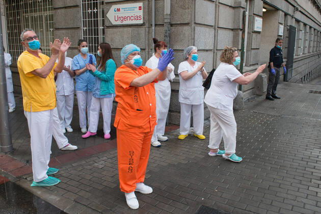 April 19, 2020, Madrid, MADRID, SPAIN: Several health workers appreciate the support during the tribute to the health workers at the Hospital de la Princesa during the Covid-19 pandemic on April 19, 2020 in Madrid, Spain Madrid SPAIN - ZUMAa181 20200419_zaa_a181_099 Copyright: xJoaquinxCorcherox