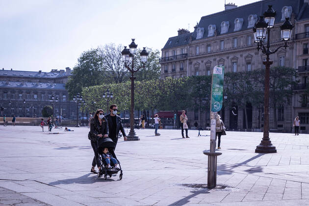 April 19, 2020, Paris, France: A couple with their child wearing face masks walk along the forecourt of Paris City Hall during the quarantine..France has recorded 112606 confirmed cases, 36578 recovered and 19718 deaths by the corona virus. Paris France - ZUMAs197 20200419_zaa_s197_088 Copyright: xAndreinaxFloresx