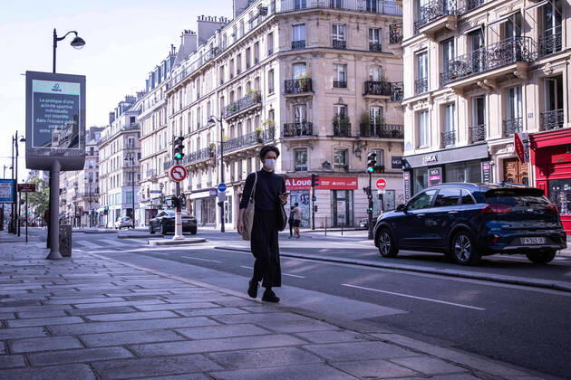 April 19, 2020, Paris, France: A man wearing a face mask as a preventive measure from coronavirus, walks along an almost deserted street during the quarantine..France has recorded 112606 confirmed cases, 36578 recovered and 19718 deaths by the corona virus. Paris France - ZUMAs197 20200419_zaa_s197_089 Copyright: xAndreinaxFloresx
