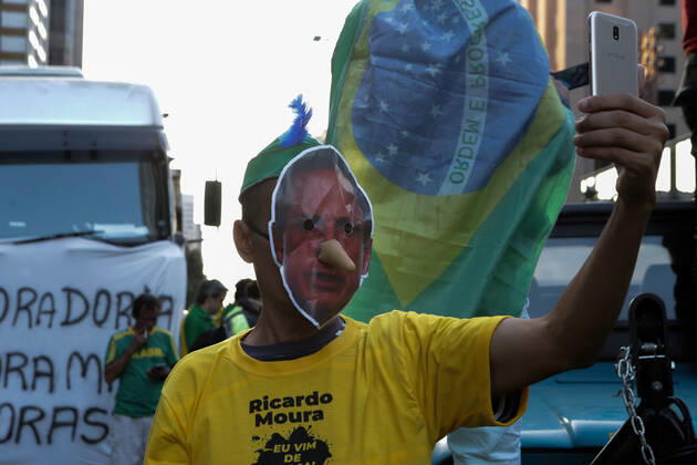 April 19, 2020: Supporters of President Jair Bolsonaro close Avenida Paulista, in Sao Paulo, during a motorcade for the reopening of trade and against the National Congress and the government of Sao Paulo, which extended the quarantine in the state to delay the spread of the new coronavirus. - ZUMAo70_ 20200419_zap_o70_011 Copyright: xDarioxOliveirax