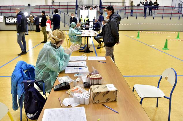 Cisliano (Milan), Cononavirus, Serological test in the Cisliano gym (Duilio Piaggesi Fotogramma, Cisliano (Milan) - 2020-04-20) p.s. la foto e utilizzabile nel rispetto del contesto in cui e stata scattata, e senza intento diffamatorio del decoro delle persone rappresentate  Copyright: xDuilioxPiaggesix xFOTOGRAMMAx