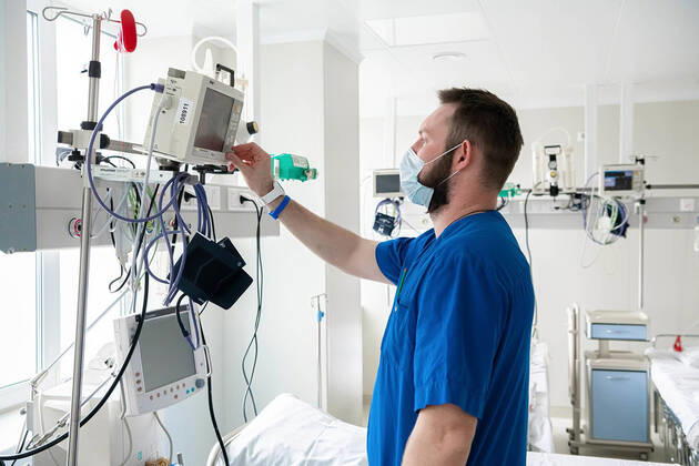 MOSCOW, RUSSIA - APRIL 20, 2020: A healthcare worker in an intensive care room at an in-patient medical center for COVID-19 patients opened at city hospital No 24. The center resides in a repurposed building of the hospital; it is divided into clean and dirty areas, patient rooms are equipped with an oxygen supply system; showers and sanitary inspection posts have been installed in order to contain the spread of the novel coronavirus infection. Maxim Mishin Moscow Mayor and Moscow Government Press Office TASS  TS0D6684