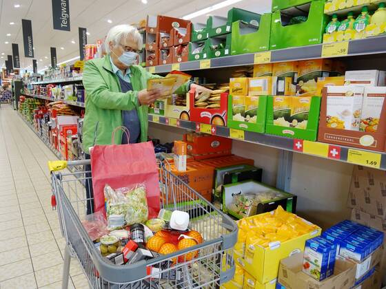 20 04 2020 Switzerland Soon Masks compulsory In the picture Shopping at the Aldi with protective masks Respiratory protection mask Cocit 19 Corona Coronavirus Retail trade Pensioners Food and beverages Mouth masks Protective masks Seniors