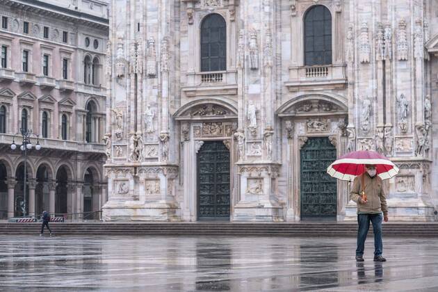 Milan, Coronavirus Covid emergency 19 - People walking during a rainy day. In the photo: Piazza del Duomo. (Francesco Bozzo Fotogramma, Milan - 2020-04-20) p.s. la foto e utilizzabile nel rispetto del contesto in cui e stata scattata, e senza intento diffamatorio del decoro delle persone rappresentate  Copyright: xFrancescoxBozzox xFOTOGRAMMAx
