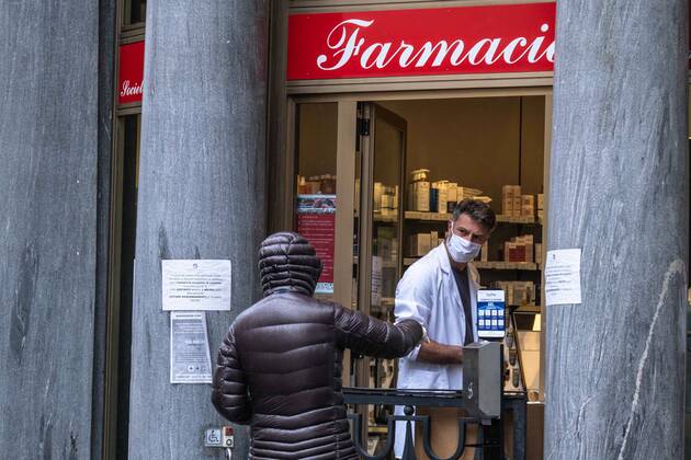 Milan, Coronavirus Covid emergency 19 - People walking during a rainy day. In the photo: person buying medicines at the pharmacy in Via Alessandro Manzoni. (Francesco Bozzo Fotogramma, Milan - 2020-04-20) p.s. la foto e utilizzabile nel rispetto del contesto in cui e stata scattata, e senza intento diffamatorio del decoro delle persone rappresentate  Copyright: xFrancescoxBozzox xFOTOGRAMMAx