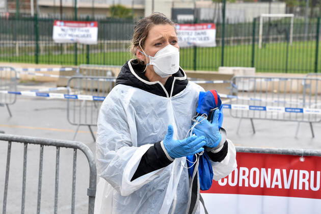 Coronavirus en France: le Maire de Cannes veille a la distribution de masques. Coronavirus : distribution par drive des masques en presence de David Lisnard, maire de Cannes au stade Coubertin a Cannes La Bocca. Opening of a drive to offer two masks for each Cannois in presence of David Lisnard, mayor of Cannes, France. 254390 2020-04-20  Copyright: xL.Urmanx xStarfacex STAR_254390_008