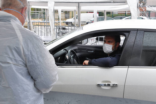 Coronavirus en France: le Maire de Cannes veille a la distribution de masques. Coronavirus : distribution par drive des masques en presence de David Lisnard, maire de Cannes au stade Coubertin a Cannes La Bocca. Opening of a drive to offer two masks for each Cannois in presence of David Lisnard, mayor of Cannes, France. 254390 2020-04-20  Copyright: xL.Urmanx xStarfacex STAR_254390_017