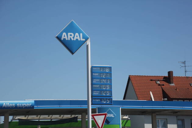 Fuel prices in Germany Cheap for the tenth week in a row Due to the worldwide corona crisis and the collapsing crude oil quotations, fuel prices at petrol stations are falling significantly Diesel, Super, E10, petrol, Ultimate, fuel, car, corona pandemic, crude oil, Adver Copyright: xMDx