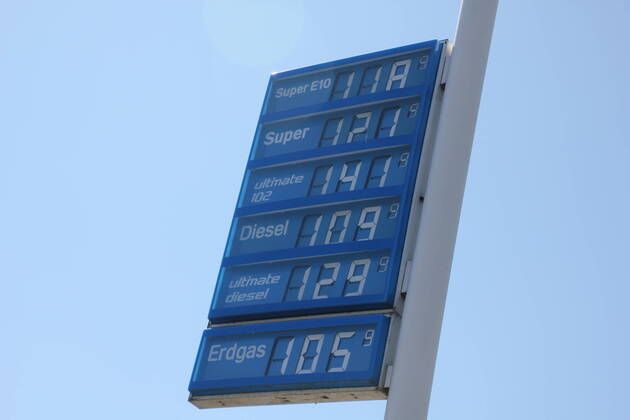 Fuel prices in Germany Cheap for the tenth week in a row Due to the worldwide corona crisis and the collapsing crude oil quotations, fuel prices at petrol stations are falling significantly Diesel, Super, E10, petrol, Ultimate, fuel, car, corona pandemic, crude oil, Adver Copyright: xDVMDx