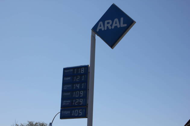 Fuel prices in Germany Cheap for the tenth week in a row Due to the worldwide corona crisis and the collapsing crude oil quotations, fuel prices at petrol stations are falling significantly Diesel, Super, E10, petrol, Ultimate, fuel, car, corona pandemic, crude oil, Adver Copyright: xMDx
