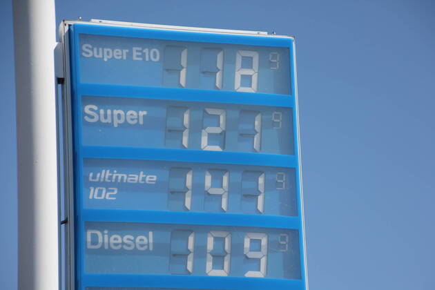 Fuel prices in Germany Cheap for the tenth week in a row Due to the worldwide corona crisis and the collapsing crude oil quotations, fuel prices at petrol stations are falling significantly Diesel, Super, E10, petrol, Ultimate, fuel, car, corona pandemic, crude oil, Adver Copyright: xMDx
