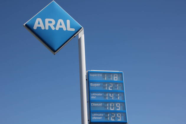 Fuel prices in Germany Cheap for the tenth week in a row Due to the worldwide corona crisis and the collapsing crude oil quotations, fuel prices at petrol stations are falling significantly Diesel, Super, E10, petrol, Ultimate, fuel, car, corona pandemic, crude oil, Adver Copyright: xMDx