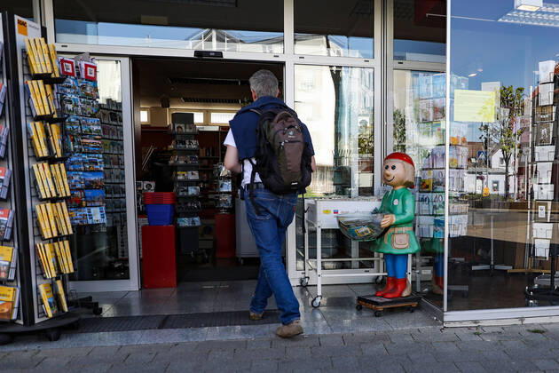 20 04 2020, xmkx, Coronavirus , Opening of the first shops by a customer entering a bookshop, symbolic picture, Langen Hessen Germany DE