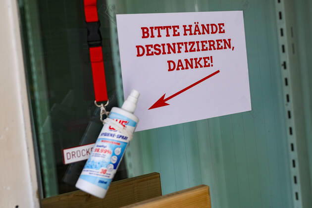 20 04 2020, xmkx, coronavirus, opening of the first shops v l entrance, disinfecting hands, disinfectant, symbol image, Langen Hessen Germany EN