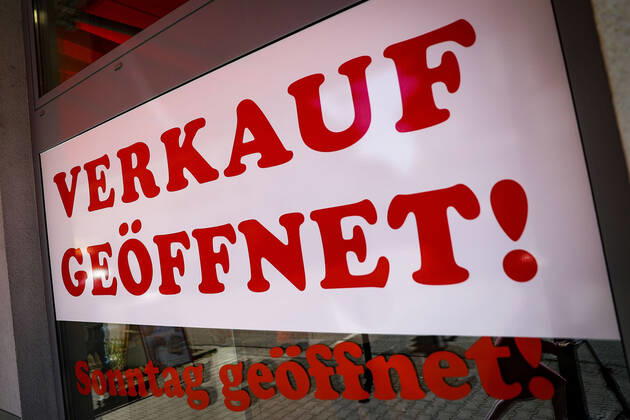 20 04 2020, xmkx, Coronavirus , opening of the first shops v l sale opened, entrance sign, Langen Hessen Germany DE