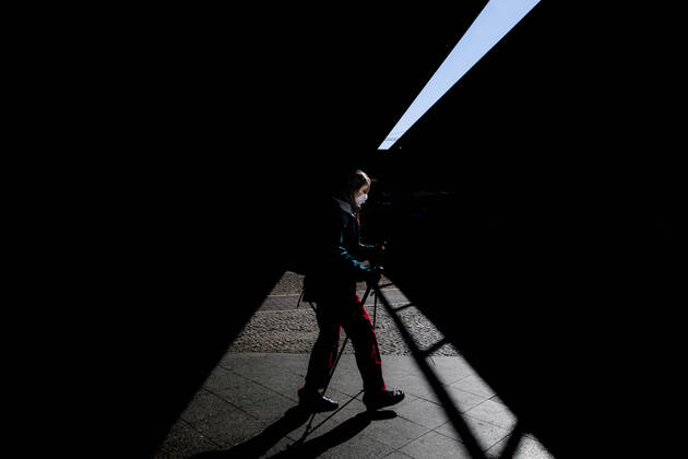 A woman with a mouth guard, recorded in Berlin, 20 04 2020 Germany-wide a possible obligation to wear a mask due to the Corona Pandemic is being discussed Berlin Germany Copyright: xFlorianxGaertner photothek.netx