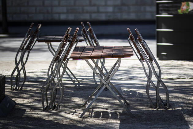 Chairs and tables stand together in front of a snack bar in Berlin, 20 04 2020 Due to the spread of the coronavirus, restaurants and snack bars are not allowed to open their doors without restrictions Berlin Germany Copyright: xFlorianxGaertner photothek.netx
