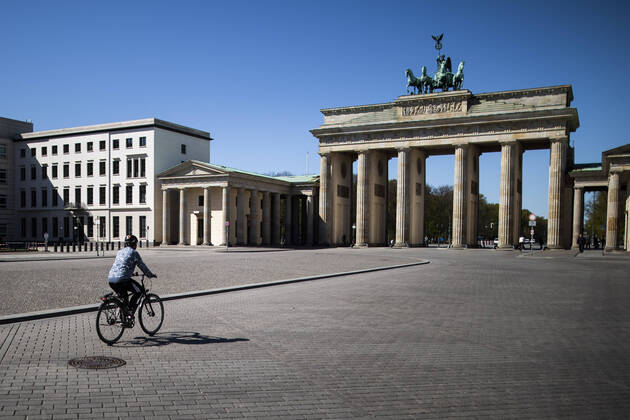 A single cyclist rides on Pariser Platz in front of the Brandenburg Gate, recorded in Berlin, 20 04 2020 Due to the spread of the coronavirus there are contact restrictions throughout Germany Berlin Germany Copyright: xFlorianxGaertner photothek.netx
