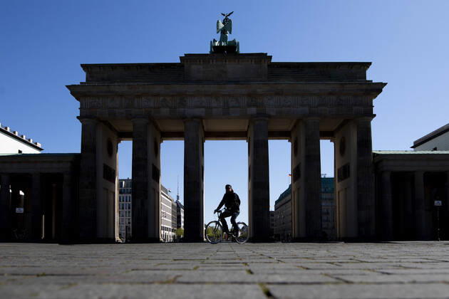 A single cyclist rides on Pariser Platz in front of the Brandenburg Gate, recorded in Berlin, 20 04 2020 Due to the spread of the coronavirus there are contact restrictions throughout Germany Berlin Germany Copyright: xFlorianxGaertner photothek.netx