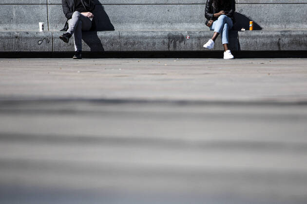 Two people sitting on a stone bench at a distance, taken in Berlin, 20 04 2020 Due to the spread of the coronavirus there are contact restrictions throughout Germany Berlin Germany Copyright: xFlorianxGaertner photothek.netx