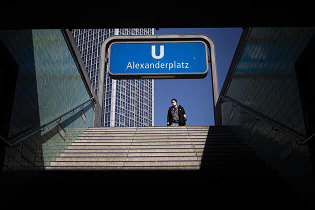 A man with a face mask enters the underground station at Alexanderplatz in Berlin, 20 04 2020 There is a nationwide discussion about a possible obligation to wear a mask due to the Corona Pandemic Saxony meanwhile introduced an obligation to wear a mask in public transport and when shopping Berlin Germany Copyright: xFlorianxGaertner photothek.netx
