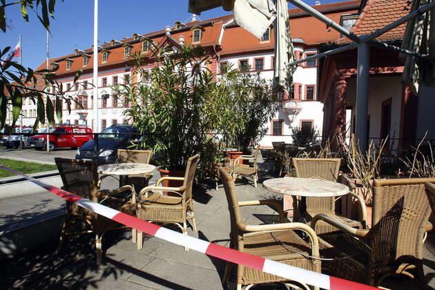 Erfurt, 20 04 2020 A street café in front of the Thuringian State Chancellery in Erfurt must remain closed due to the corona crisis In some federal states, a relaxation of the regulation for retail shops has been in force since 20 April Restaurant businesses are excluded from this