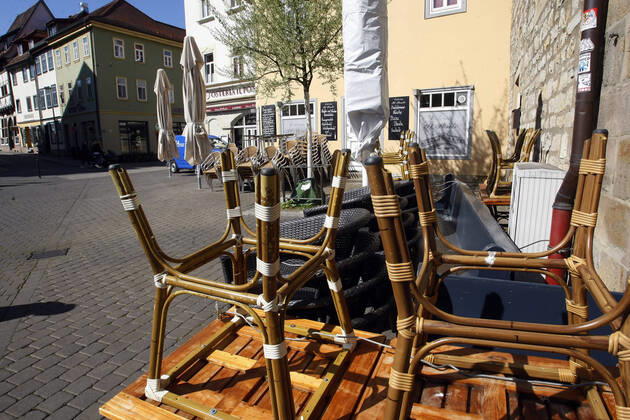 Erfurt, 20 04 2020 A street café at Wenigemarkt in Erfurt must remain closed due to the corona crisis In some federal states, the regulation for retail shops has been relaxed since 20 April Restaurant businesses are excluded from this