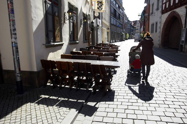 Erfurt, 20 04 2020 A street restaurant in Erfurts Michaelisstrasse must remain closed due to the corona crisis In some federal states, the regulation has been relaxed for retail shops since 20 April Restaurants are excluded from this