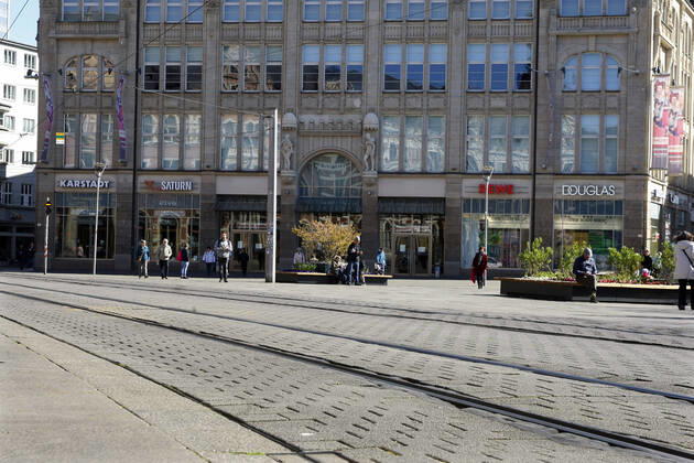 Erfurt, 20 04 2020 Due to the Corona crisis, shops in Erfurts city centre on the Anger are closed until 24 April, according to a decision by the Thuringian state government In some federal states, the regulation for retail shops has been relaxed since 20 April Restaurant businesses are excluded