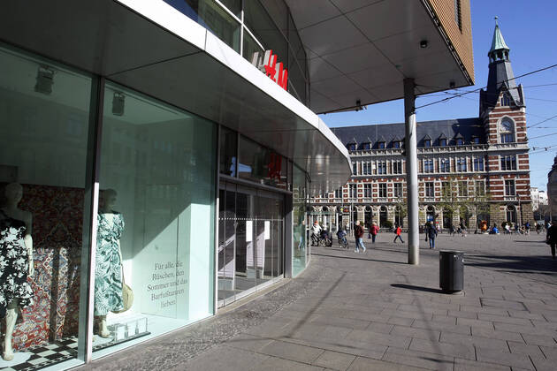 Erfurt, 20 04 2020 Due to the Corona crisis, shops in Erfurts city centre on the Anger are closed until 24 April, according to a decision by the Thuringian state government In some federal states, the regulation for retail shops has been relaxed since 20 April Restaurant businesses are excluded