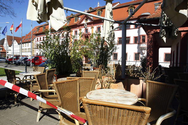 Erfurt, 20 04 2020 A street café in front of the Thuringian State Chancellery in Erfurt must remain closed due to the corona crisis In some federal states, a relaxation of the regulation for retail shops has been in force since 20 April Restaurant businesses are excluded from this