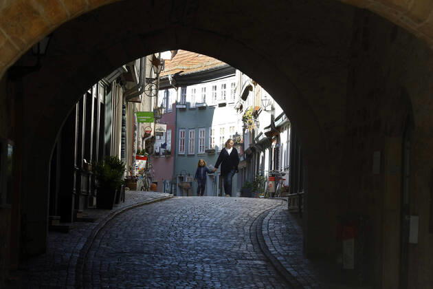 Erfurt, 20 04 2020 Because of the Corona crisis, the Krämerbrücke in Erfurt is deserted The shops are still closed at least 24 April