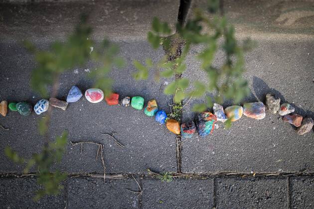 A so-called stone snake is lying on the sidewalk in Berlin, 20 04 2020 This is a joint project throughout Germany, where mostly children paint stones and let them grow as a snake in cities one by one This is supposed to bring cheer and joy in times of corona and the restrictions that come with it Berlin Germany Copyright: xFlorianxGaertner photothek.netx