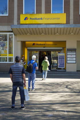20 04 2020,Berlin,Germany,GER,the city in times of the Corona Pandemic Numerous people are queuing up Post Postbank Branch 33 in Kissinger Strasse in the district of Wilmersdorf, district of Schmargendorf