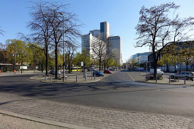 20 04 2020,Berlin,Germany,GER,the city at the time of the corona pandemic Hardenbergplatz at Bahnhof Zoo