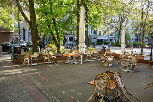 20 04 2020,Berlin,Germany,GER,the city at the time of the corona pandemic Ludwigkirchplatz, numerous chairs waiting for customers