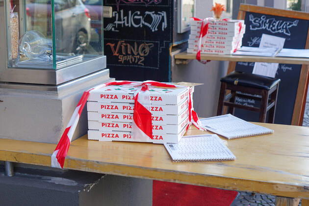 20 04 2020,Berlin,Germany,GER,the city at the time of the Corona pandemic Out-of-home sale, Pizza, Seen in Kantstrasse