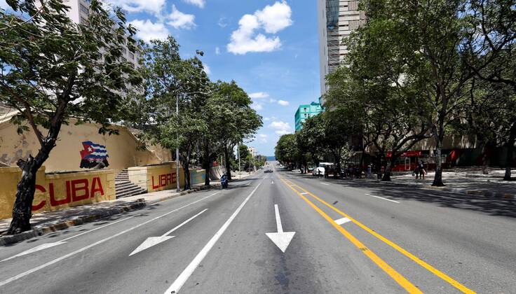 View of an almost empty avenue in Havana, Cuba, 20 April 2020. Cuba registers as of Monday more than 1,000 COVID-19 cases, and the death of two other people was confirmed by the Ministry of Public Health (Minsap). The new deceased are a 77-year-old man and a 72-year-old woman who already suffered from other serious chronic diseases, informed the director of Epidemiology of the Minsap, Francisco Duran. Cuba registers more than 1,000 COVID-19 cases !ACHTUNG: NUR REDAKTIONELLE NUTZUNG!  Copyright: xErnestoxMastrascusax AME4129 20200420-637230195059414197