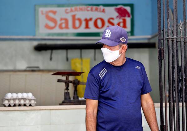 A man with a facial mask buys food in Havana, Cuba, 20 April 2020. Cuba registers as of Monday more than 1,000 COVID-19 cases, and the death of two other people was confirmed by the Ministry of Public Health (Minsap). The new deceased are a 77-year-old man and a 72-year-old woman who already suffered from other serious chronic diseases, informed the director of Epidemiology of the Minsap, Francisco Duran. Cuba registers more than 1,000 COVID-19 cases !ACHTUNG: NUR REDAKTIONELLE NUTZUNG!  Copyright: xErnestoxMastrascusax AME4122 20200420-637230195771268826