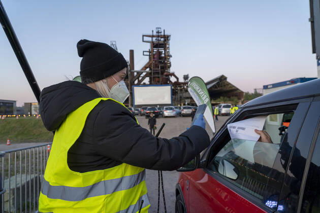 Drive-in cinema Dortmund, against the backdrop of the former blast furnace plant Phoenix West in Dortmund Hörde, temporary film screening, event in compliance with contact restrictions, contactless checking of admission tickets, only bookable online, effects of the corona crisis in Germany,