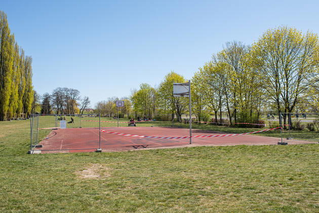 Health Corona Virus Impact Effects of the Corona Crisis In picture A closed basketball court on the Tempelhofer Feld in Berlin 19 4 2020, Berlin