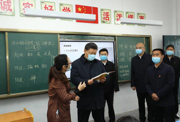 (200421) -- ANKANG, April 21, 2020 -- Chinese President Xi Jinping, also general secretary of the Communist Party of China Central Committee and chairman of the Central Military Commission, inspects poverty alleviation work in a primary school of Laoxian Township, Pingli County of the city of Ankang, northwest China s Shaanxi Province, April 21, 2020. ) CHINA-SHAANXI-XI JINPING-INSPECTION (CN) JuxPeng 