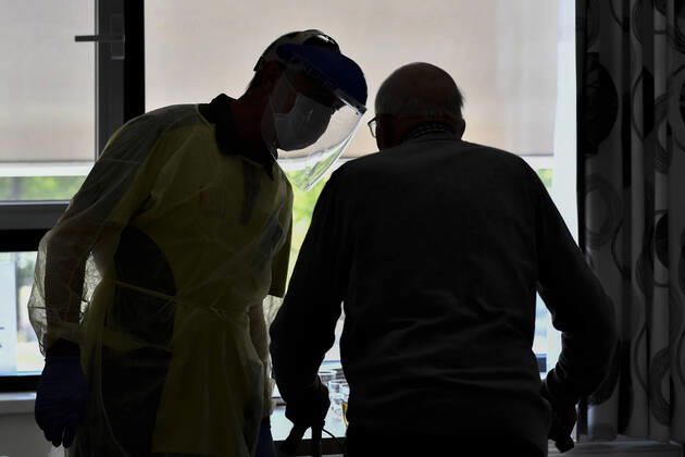 Illustration picture shows nursing staff in a rest home in Deerlijk, Tuesday 21 April 2020. Belgium is in its sixth week of confinement in the ongoing corona virus crisis. The measures announced on March 18th in Belgium to avoid the spread of the Covid-19 will remain active until May 4th.  DIRKxWAEM 2496661